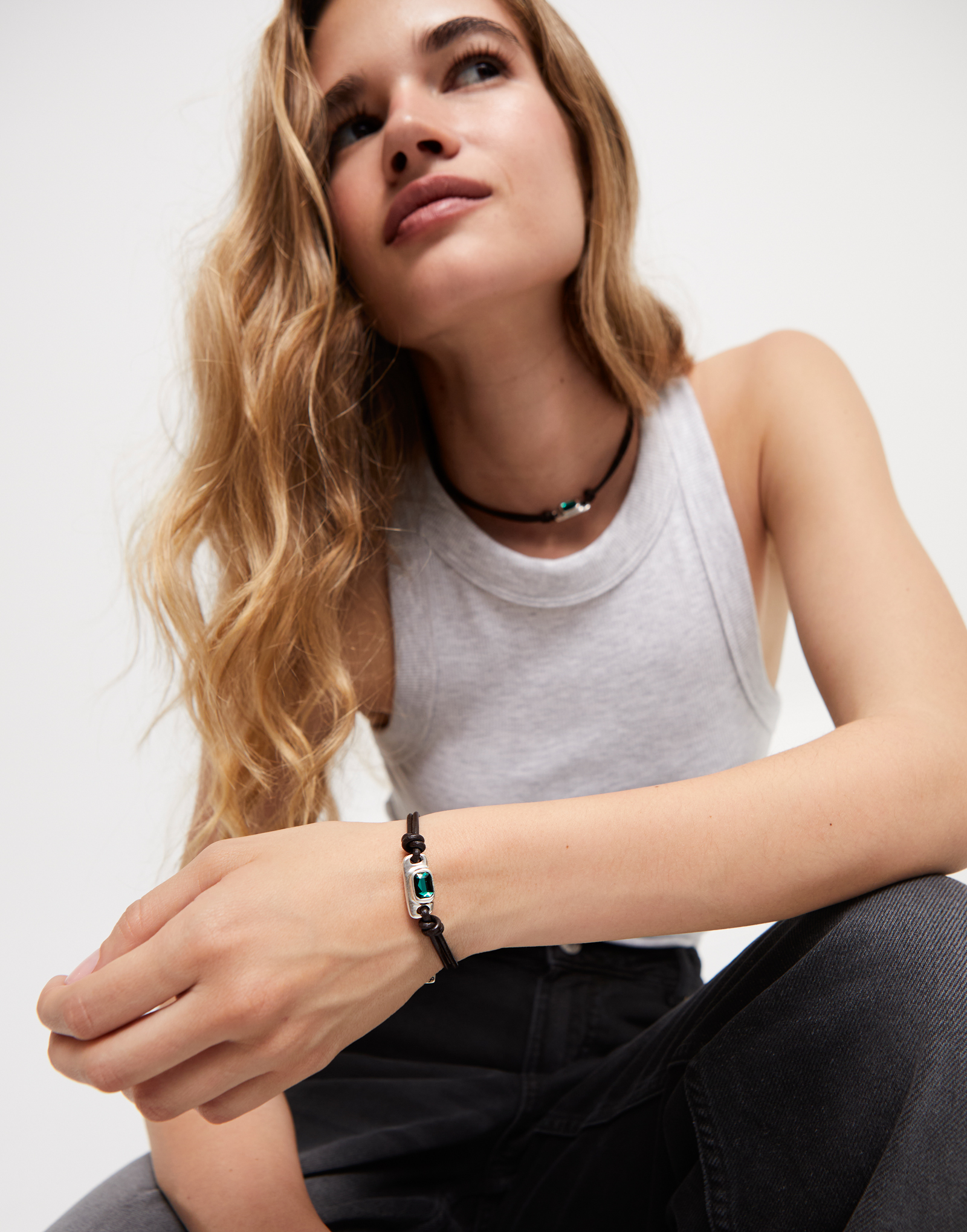 Pulsera de cuero bañada en plata de ley con cristal verde, Plateado, large thumbnail